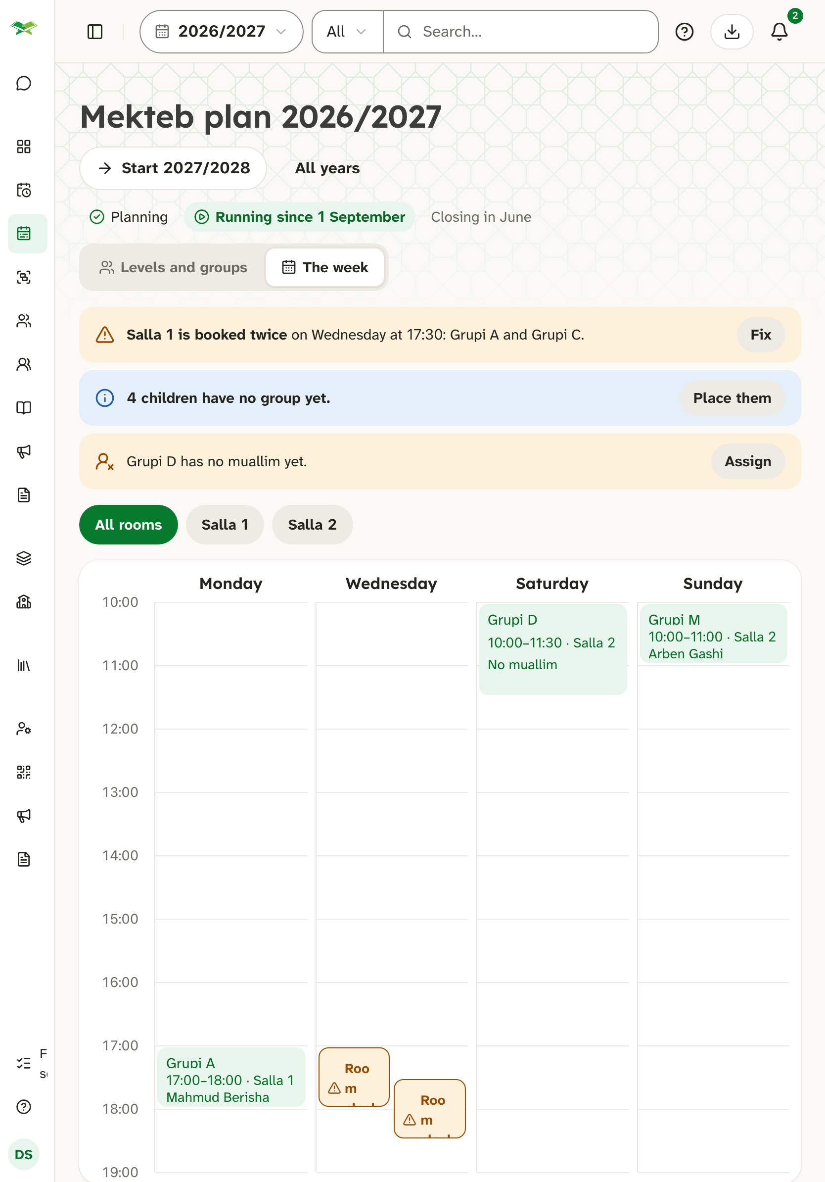 The Mekteb plan week view with warnings about a double-booked room and ungrouped children, above a timetable.