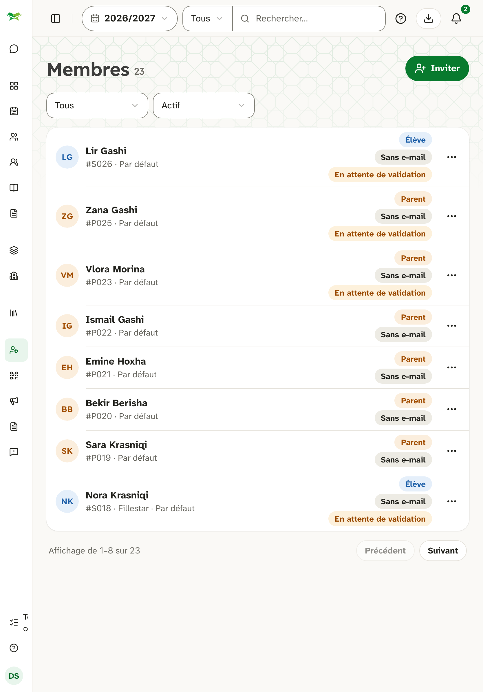 Page « Membres » avec 25 personnes, statuts comme Confirmé et En attente de validation, bouton Inviter.