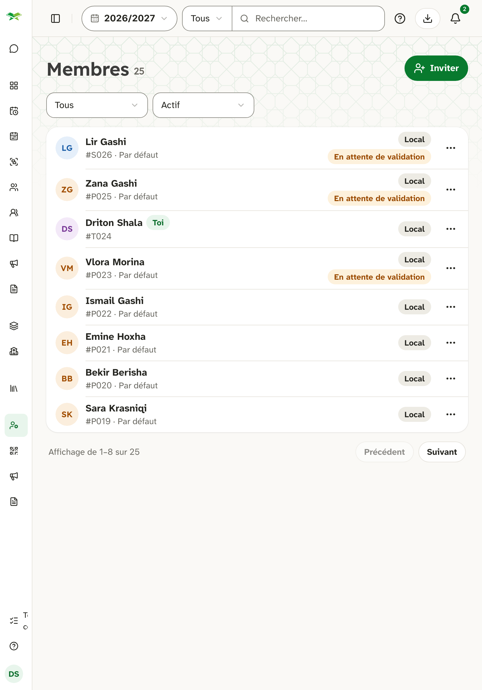 Page « Membres » avec 25 personnes, statuts comme Confirmé et En attente de validation, bouton Inviter.