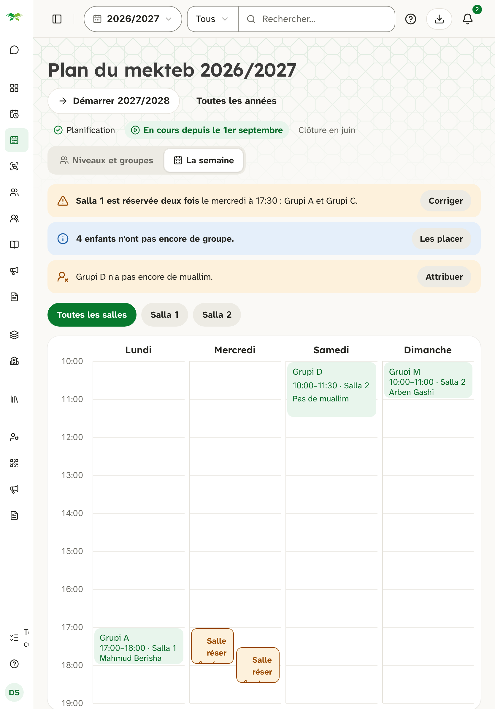 Vue semaine du plan : avertissements sur une salle réservée deux fois et enfants sans groupe, puis l'horaire.